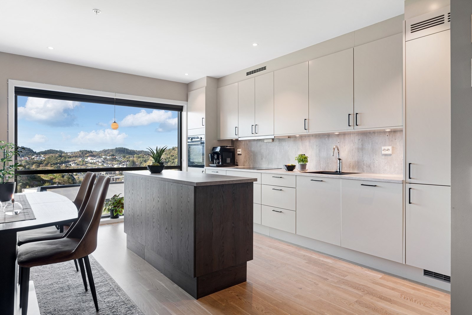 Delikat kjøkken med integrerte hvitevarer Galleribilde