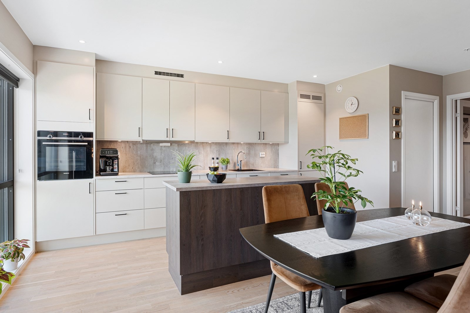 God skap- og benkeplass. Galleribilde