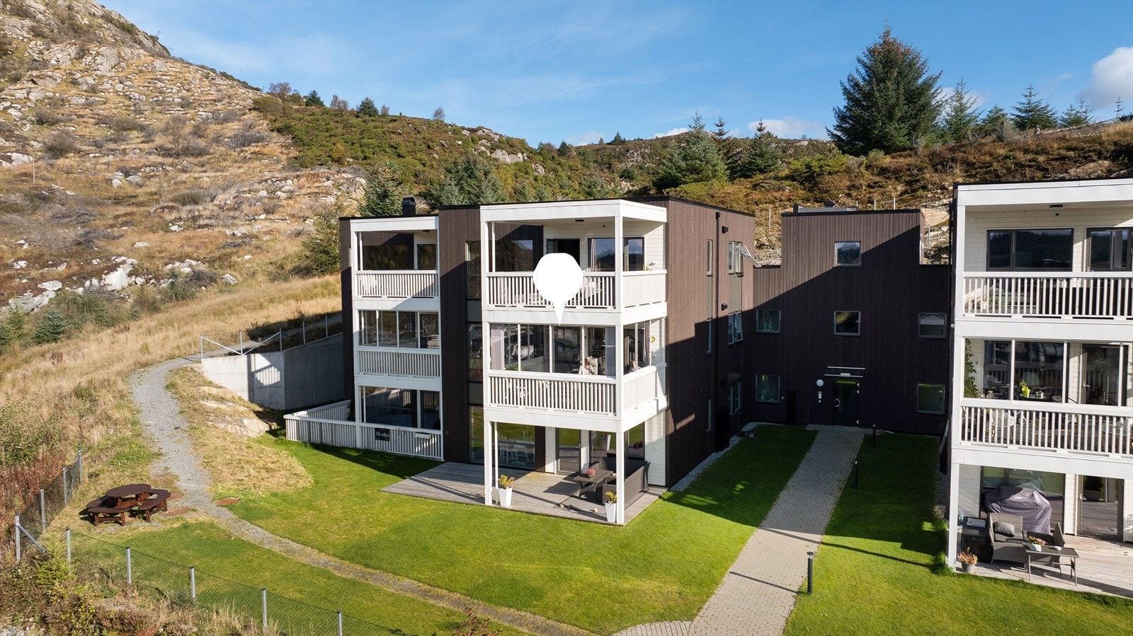 Velholdt og flott borettslag på toppen av Skåredalen Galleribilde