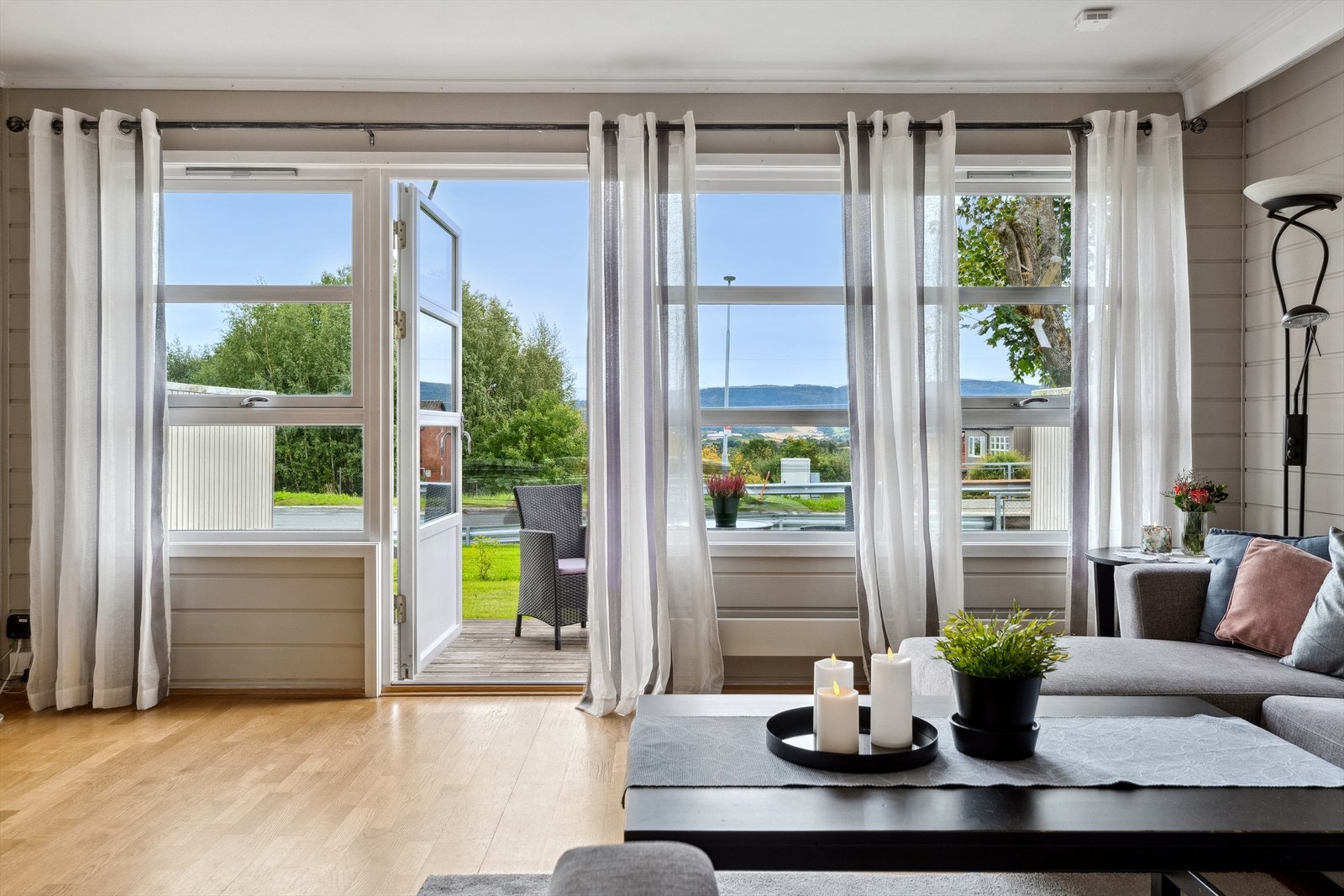 Stuen har utgang til uteplass på nedsiden av huset Galleribilde