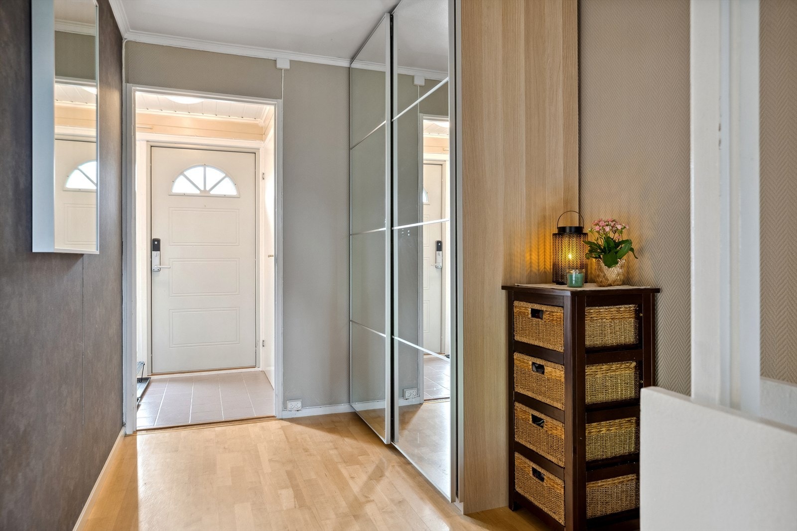 Gang med speil-skyvedørsgarderobe Galleribilde