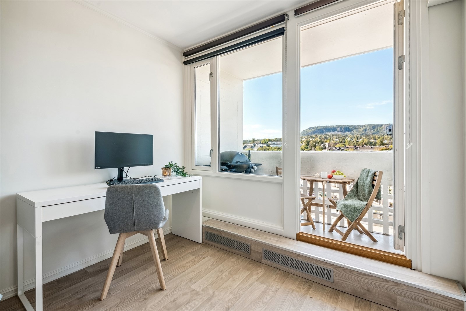 Fra soverommet er det utgang til den vestvendte balkongen Galleribilde
