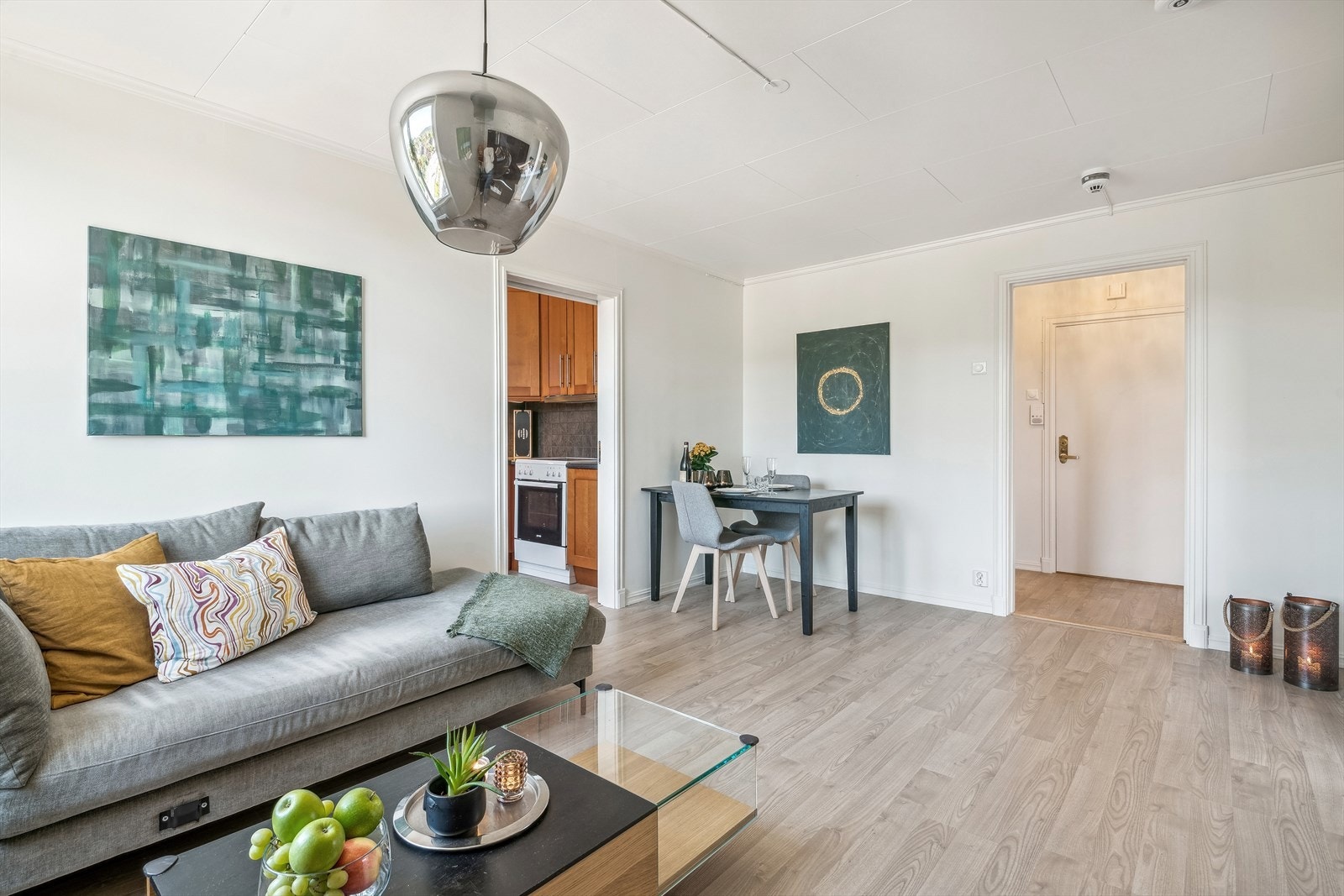 I stuen er det plass til både sofagruppe og spisestue Galleribilde