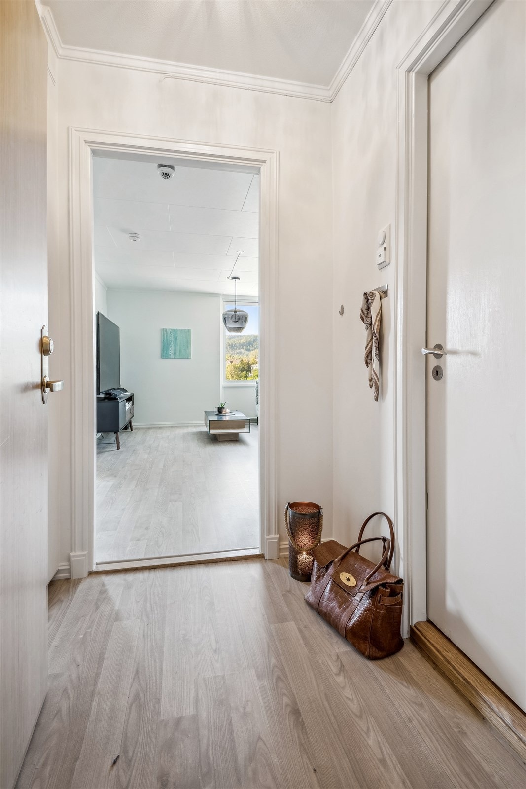 Gang med stor garderobe og dørcalling Galleribilde