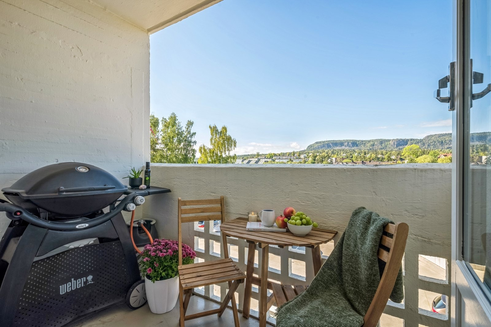 På balkongen er et plass til både grill og en liten sittegruppe Galleribilde