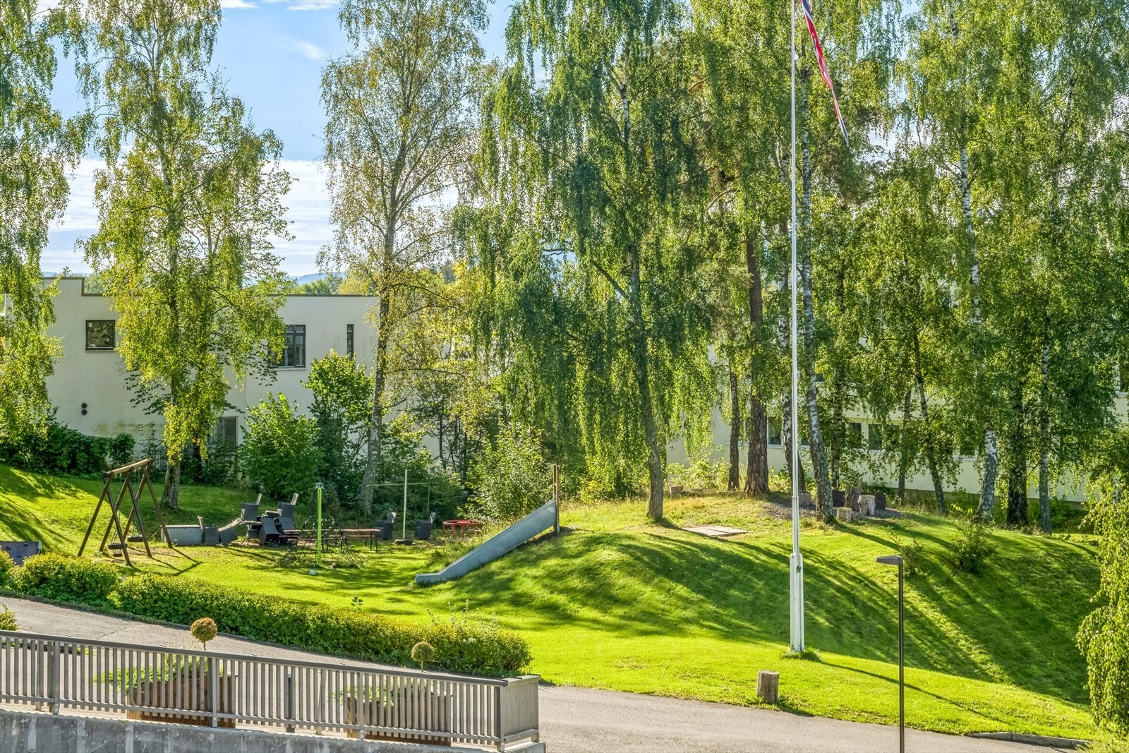 Fin lekeplass og koselige sittegrupper i hagen til borettslaget Galleribilde