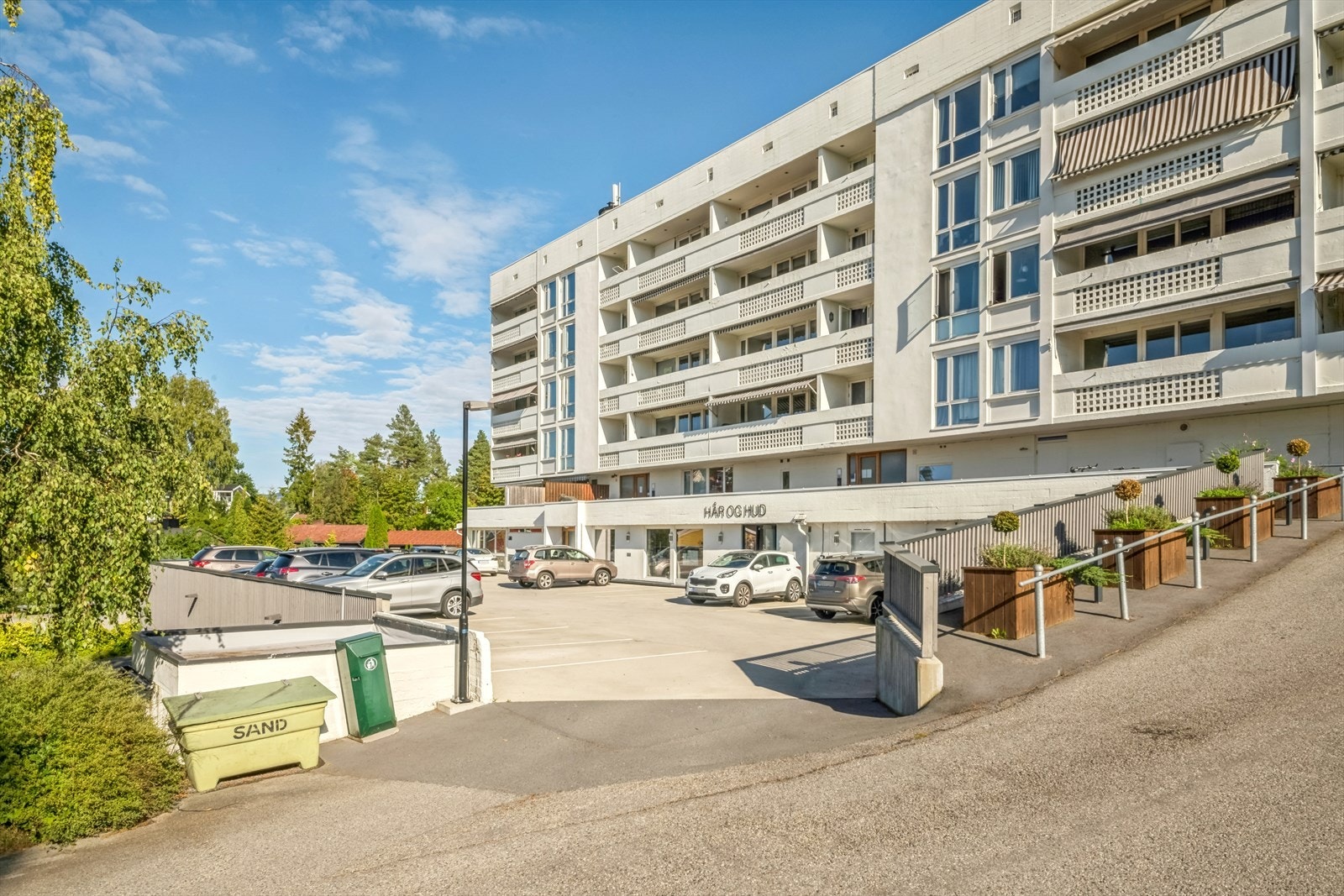 Det er uteparkering og eget garasjeanlegg hvor plasser fordeles etter venteliste Galleribilde