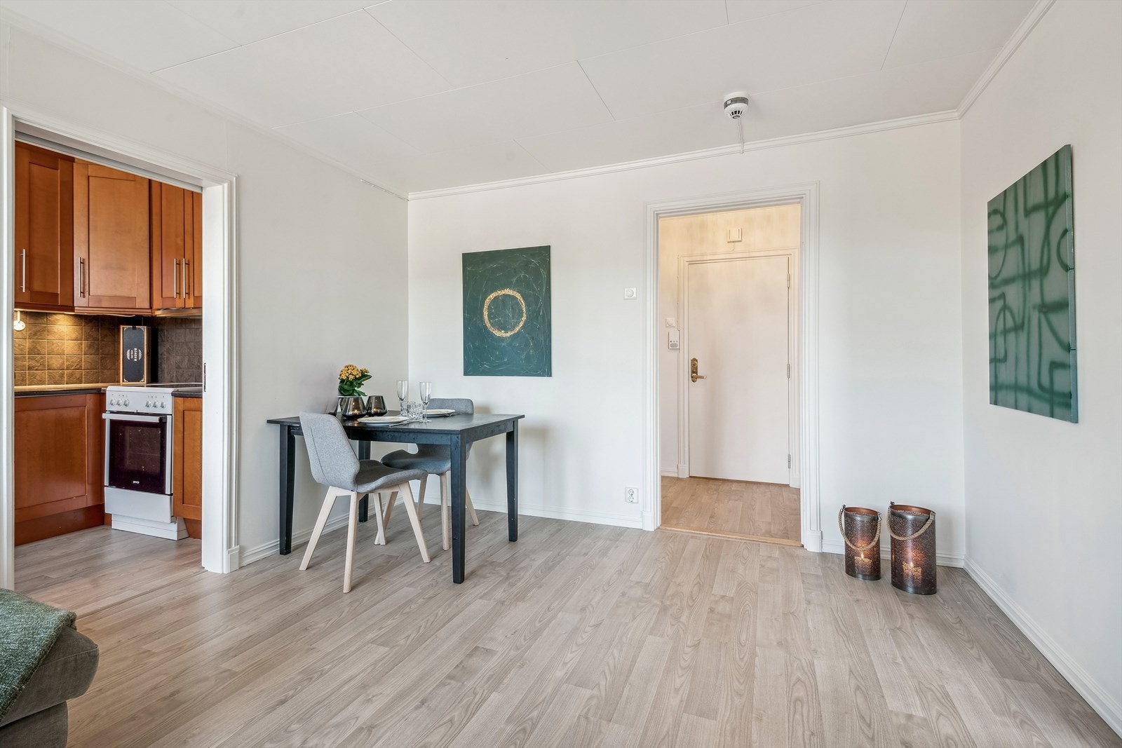 Det er god plass til romslig spisebord for å samle familie og venner Galleribilde