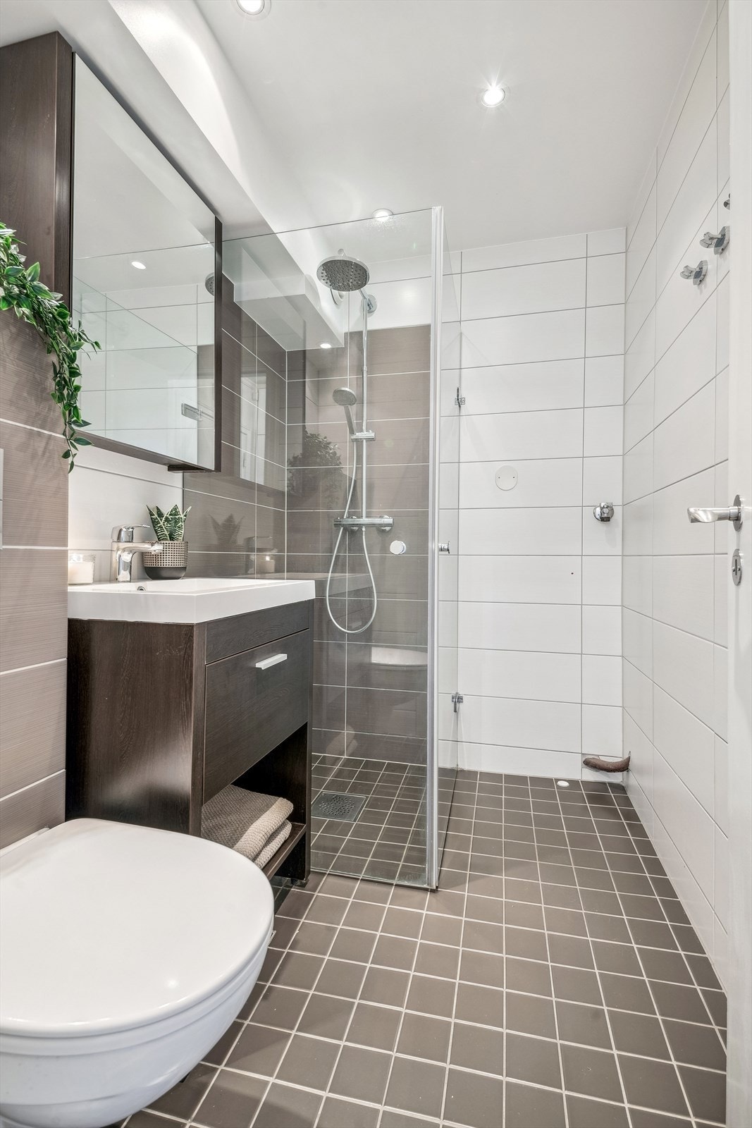 Det er god belysning med downlights i taket og behagelig gulvvarme Galleribilde