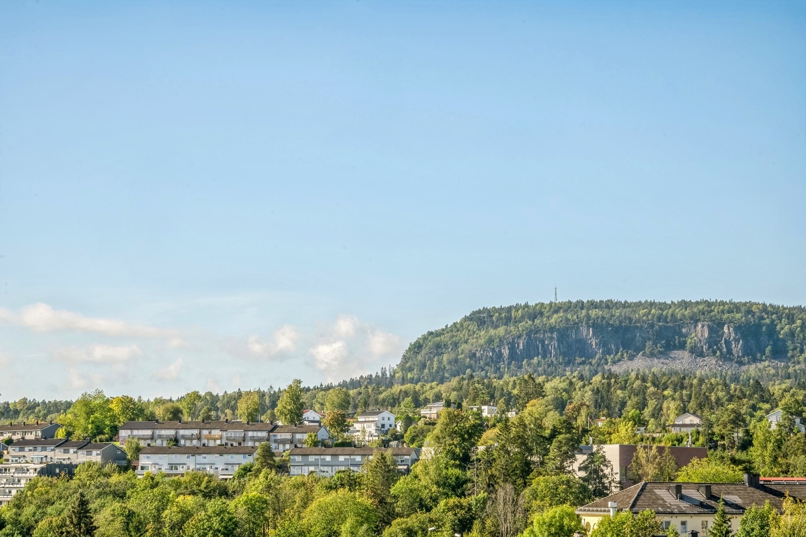 Fra balkongen er det nydelig utsikt over nærområdet og mot Kolsåstoppen Galleribilde