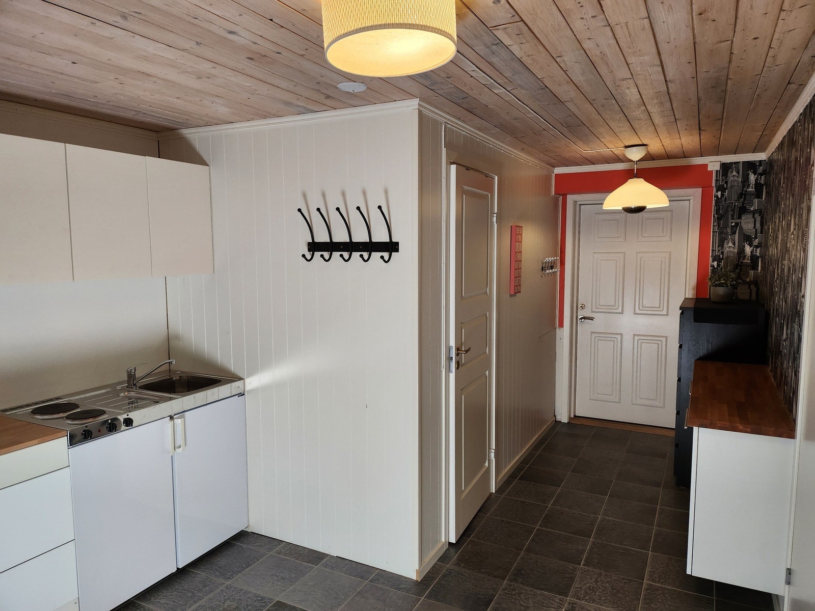 Hybelkjøkken og egen inngang Galleribilde