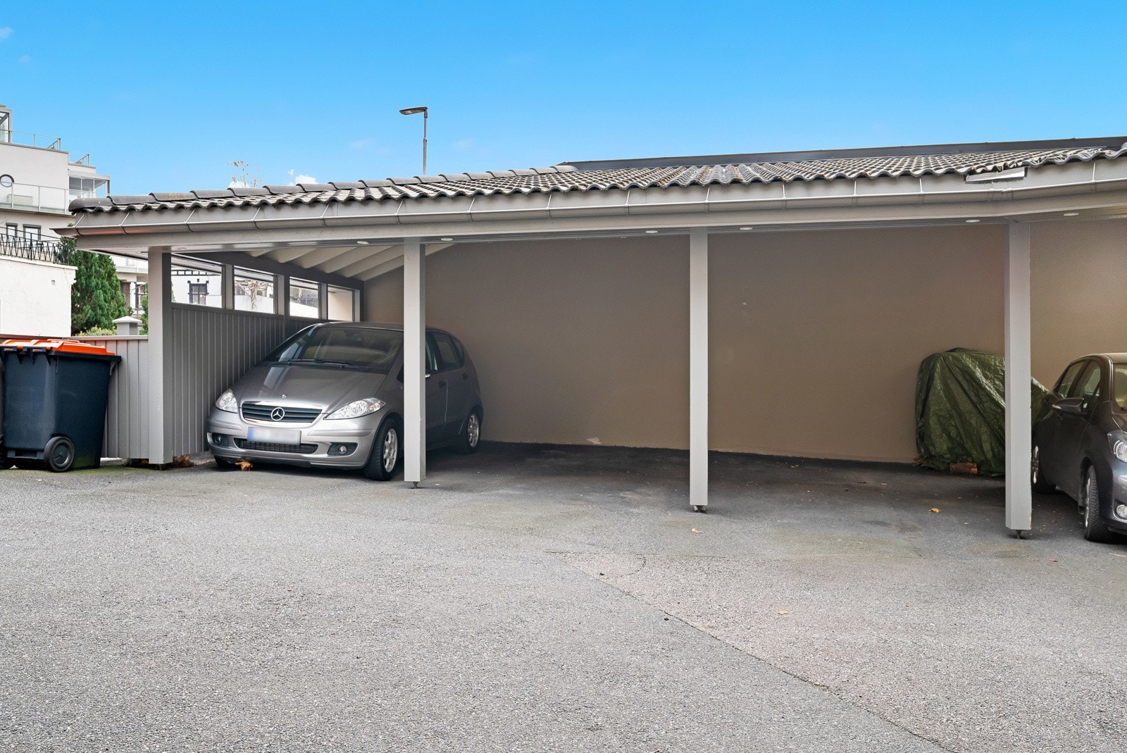 Med leiligheten følger biloppstillingsplass i carport Galleribilde