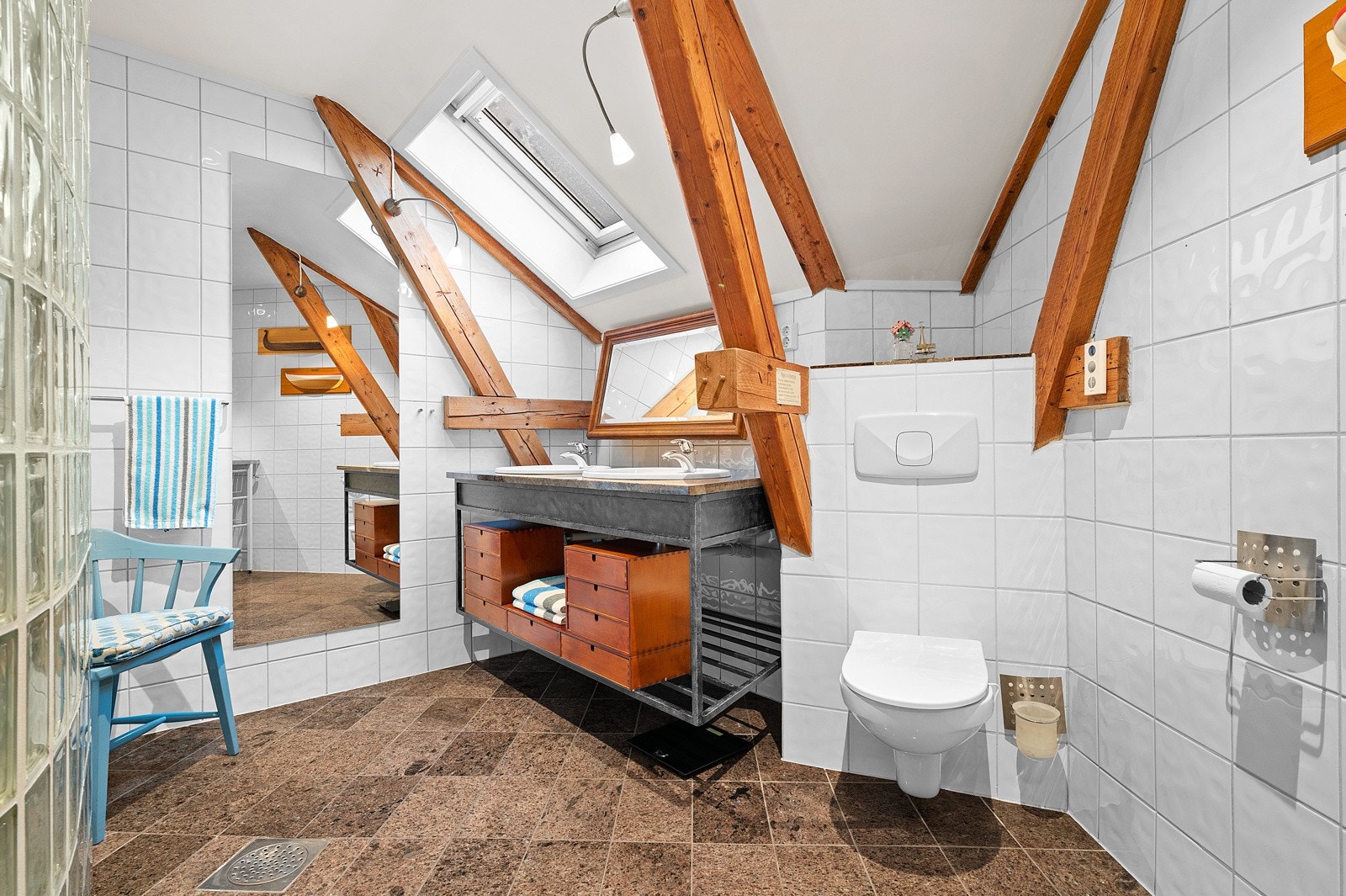 Badet er fra byggeår, men fremstår pent brukt på lik linje med resten av leiligheten Galleribilde