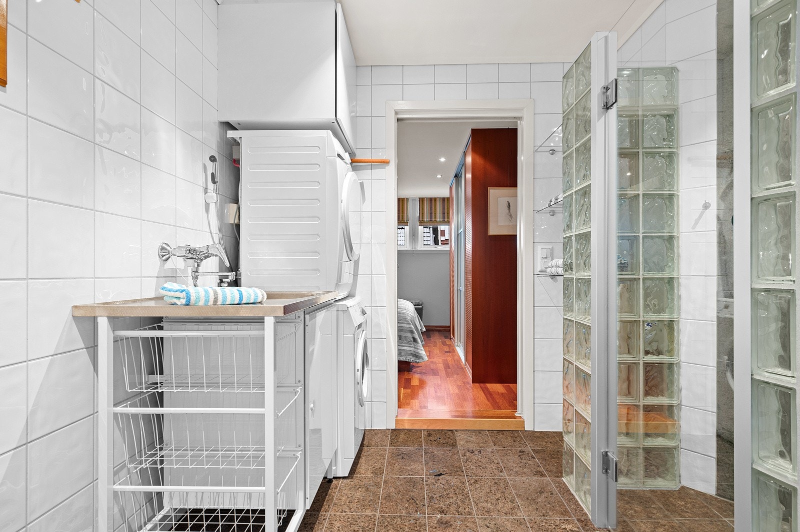 Badet har i tillegg opplegg for vaskemaskin, så her har du alt du trenger i leiligheten Galleribilde