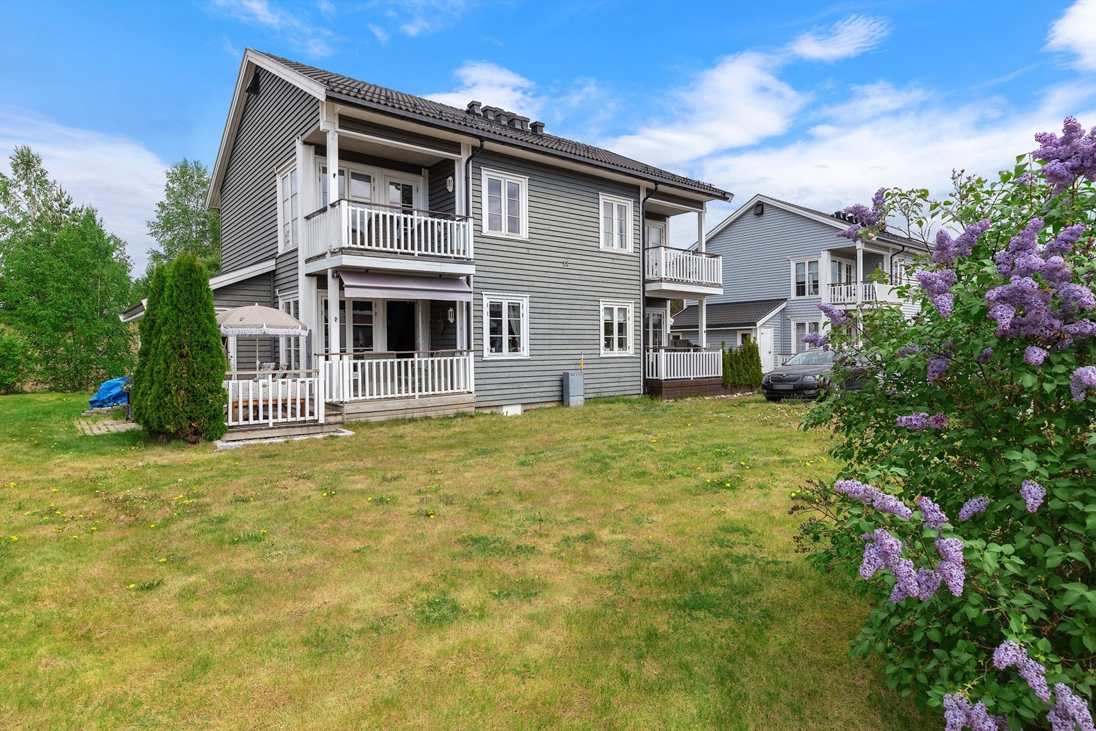 Krogsveen v/ Emilio de Paoli Dunne | Travalleen 12 - Leiligheten har en rolig og tilbaketrukket beliggenhet i akkurat passe avstand fra sentrum. Stort grøntområde rundt sameiet. Galleribilde