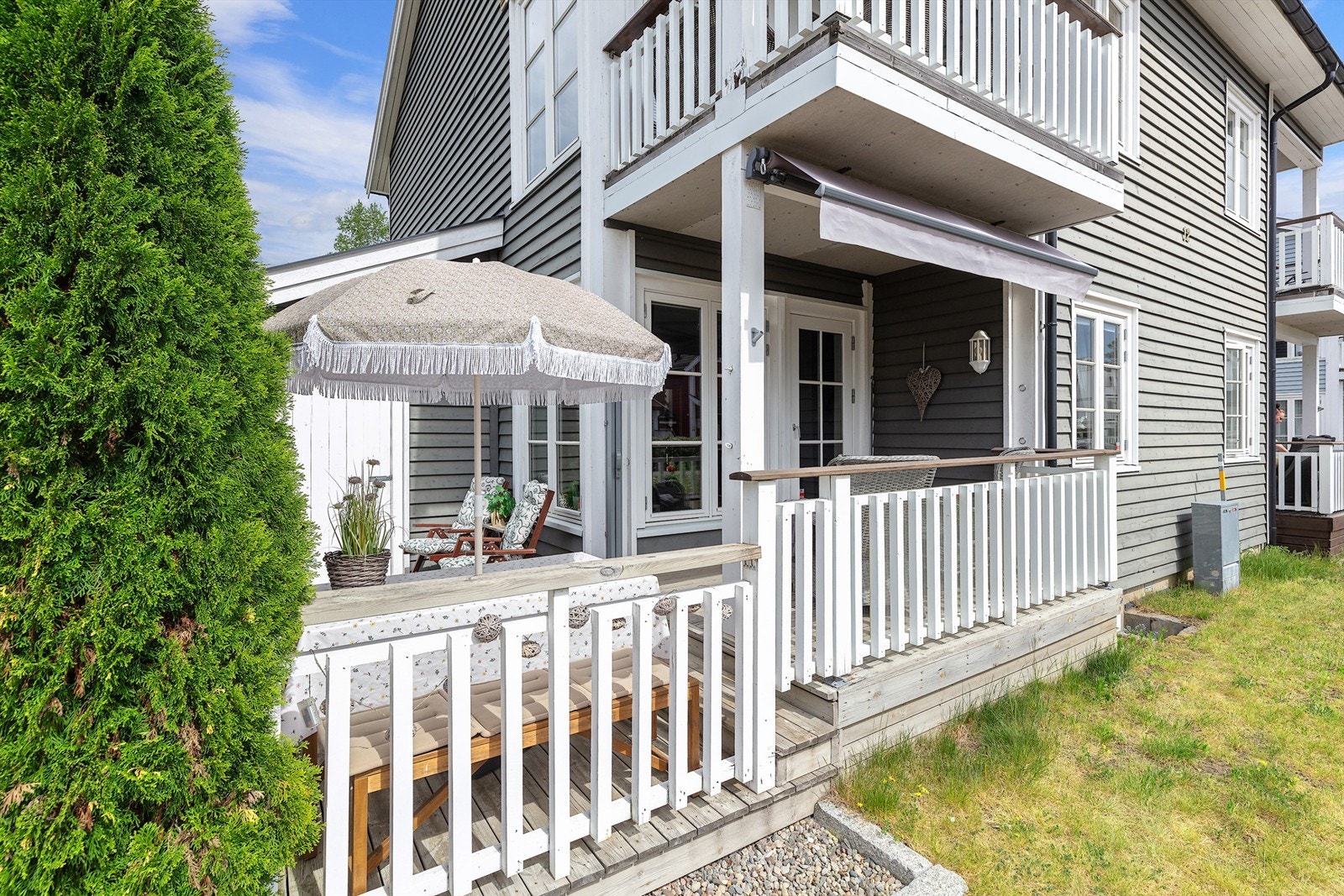 Solrik terrasse på ca. 14 kvm. og tilgang til utvendig bod. Galleribilde