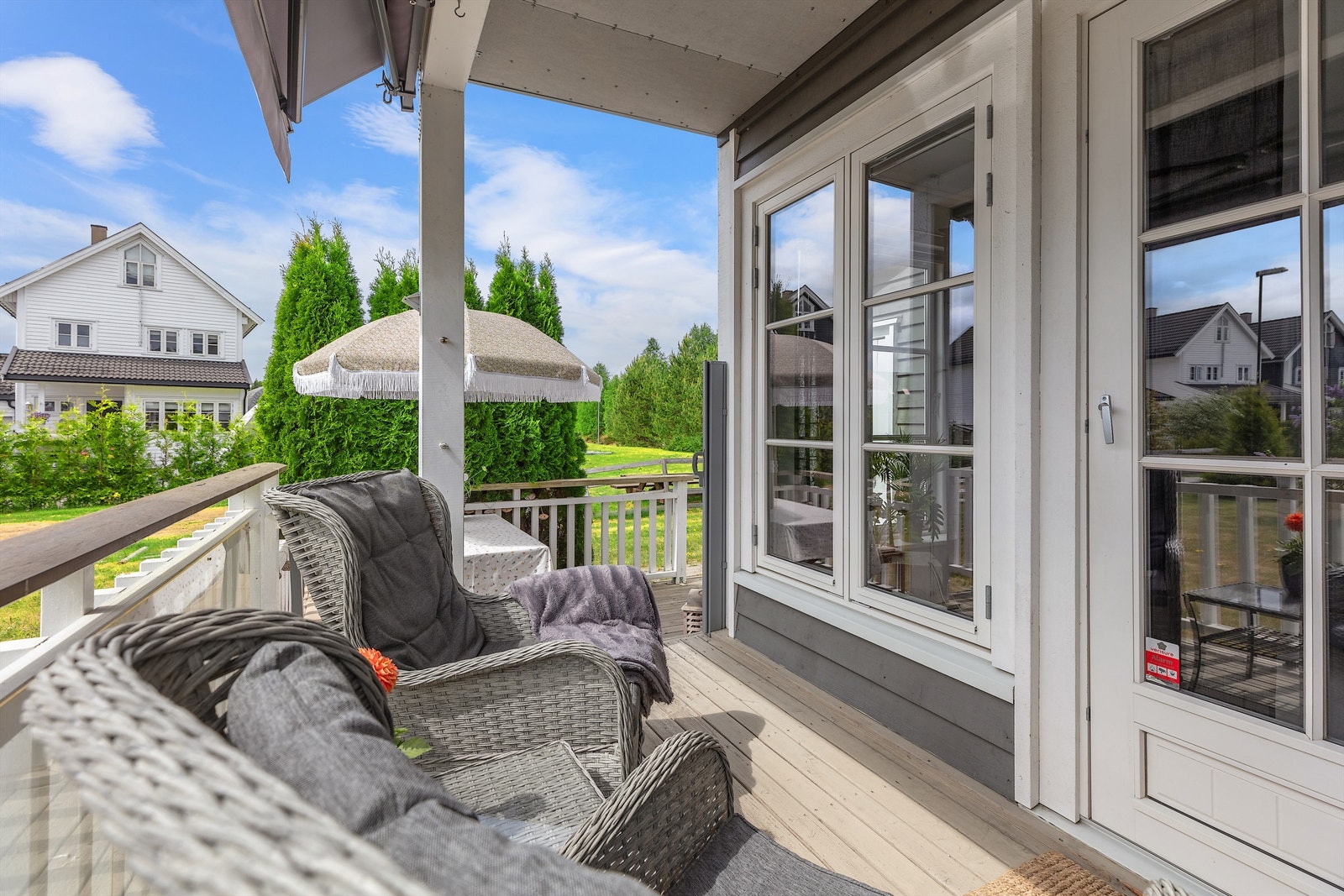 Solrik terrasse - perfekt for late sommerdager. Galleribilde