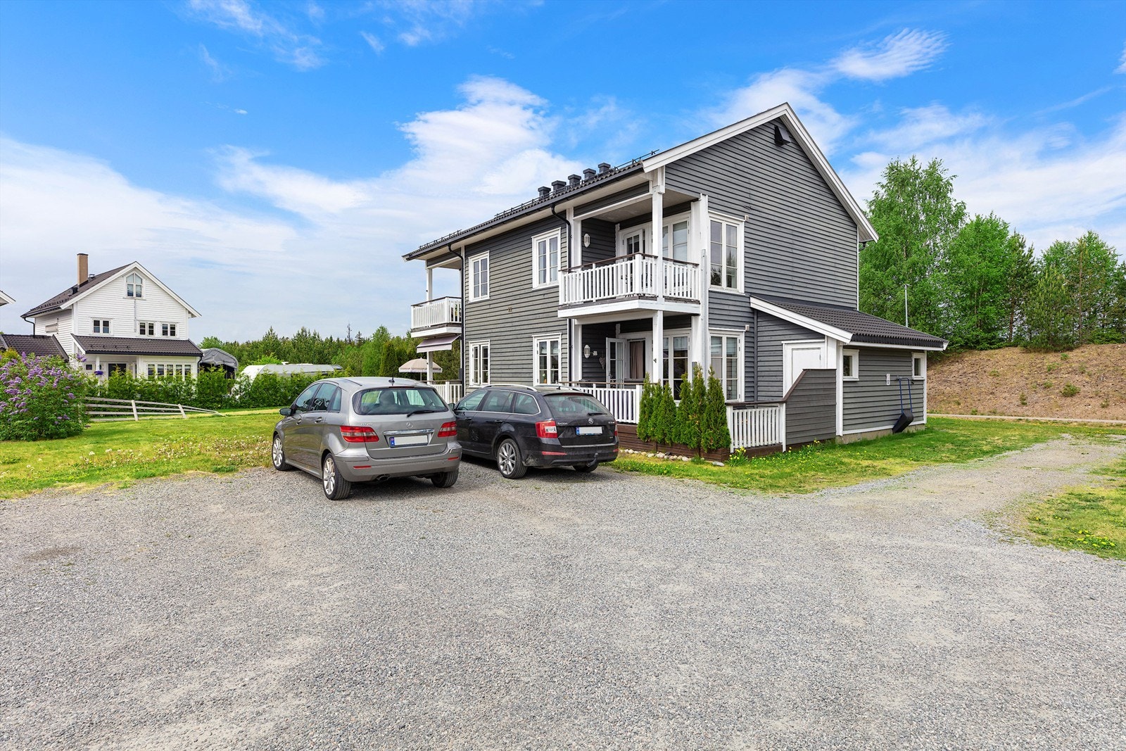 Utvendig parkeringsplass og gjesteparkering. Galleribilde