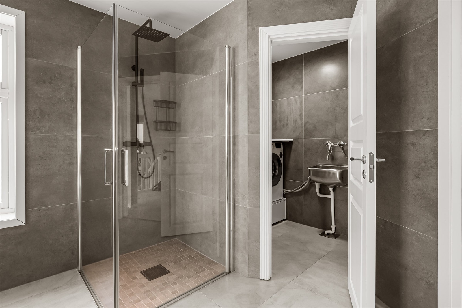 Dusjhjørne på bad/wc i 2 etasje og adkomst via bad/wc til vaskerom som også er helfliset. Vaskerommet er også fra 202o og har utslagsvask og opplegg for tørketrommel og vaskemaskin. Galleribilde