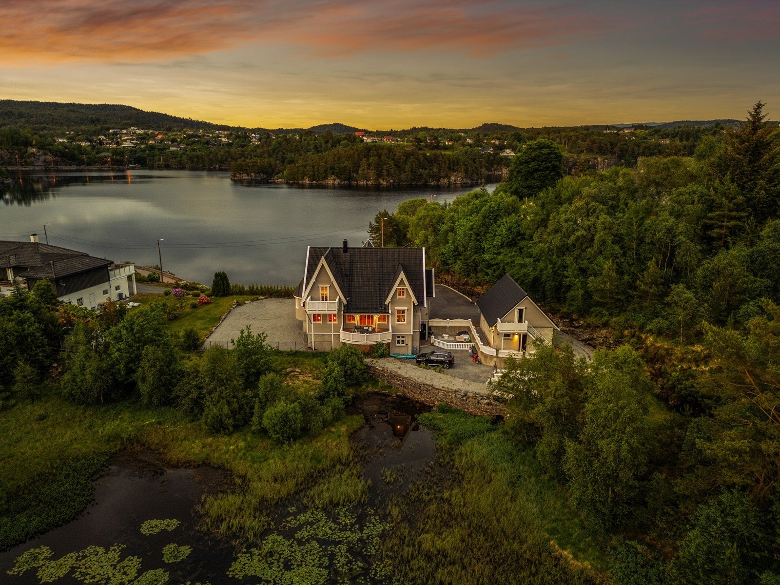 Staselig bolig med eiertomt på 5 451 kvm. Stor eiertomt som er meget pent opparbeidet med blant annet asfaltert adkomstvei med meget gode parkeringsmuligheter. Usjenert og rolig beliggenhet. Galleribilde