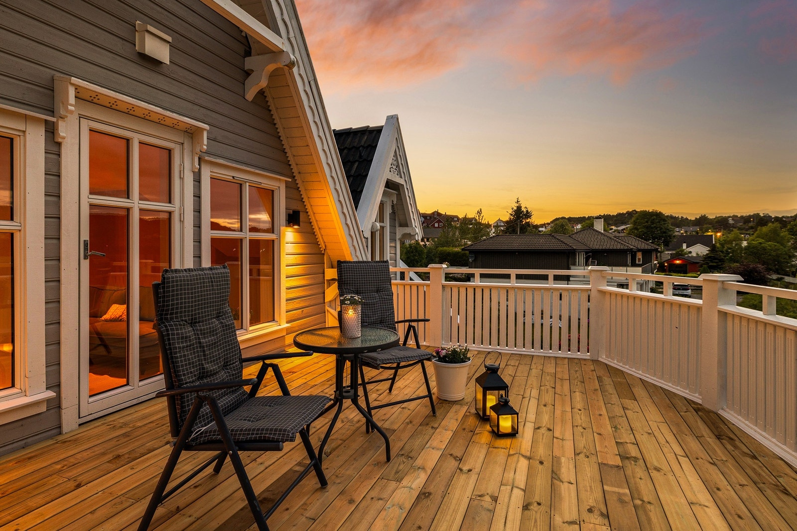 Stor veranda også i 2 etasje med utgang fra loftstue. Galleribilde