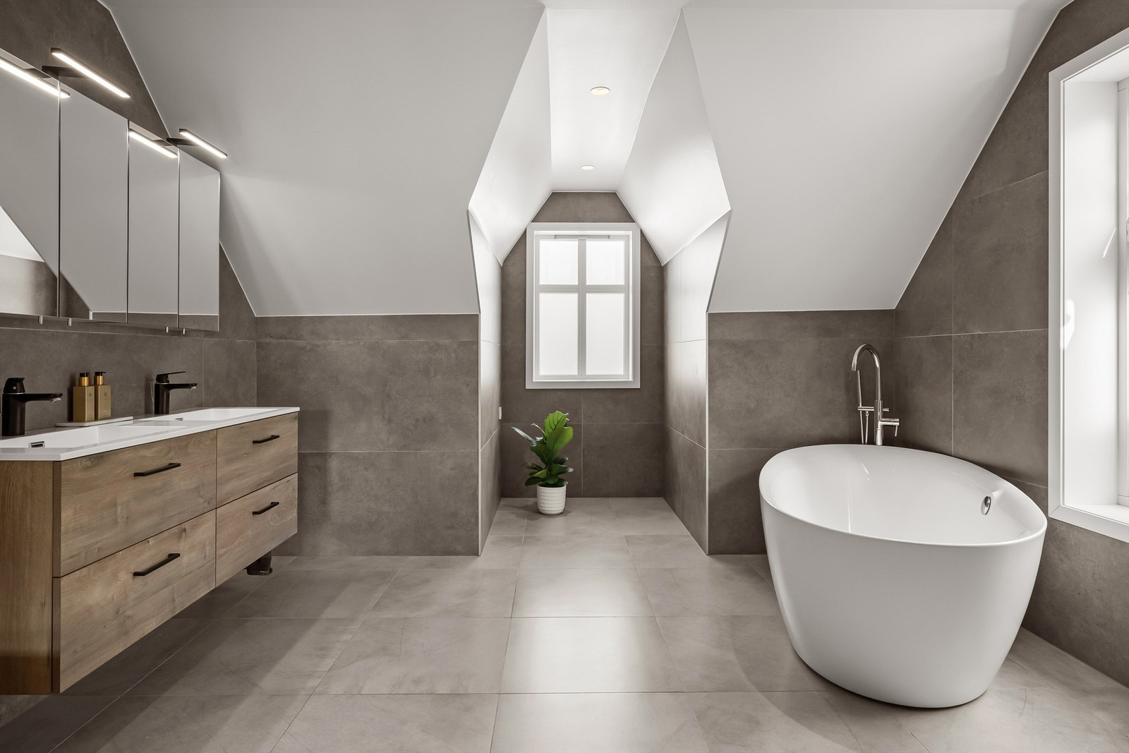 Lekkert helfliset bad/wc i 2 etasje fra 2020 med store nydelige fliser. Sjekk det frittstående badekaret med frittstående armatur. Dobbel servant med helstøpt benkeplate og flott baderomsmøblement. Galleribilde