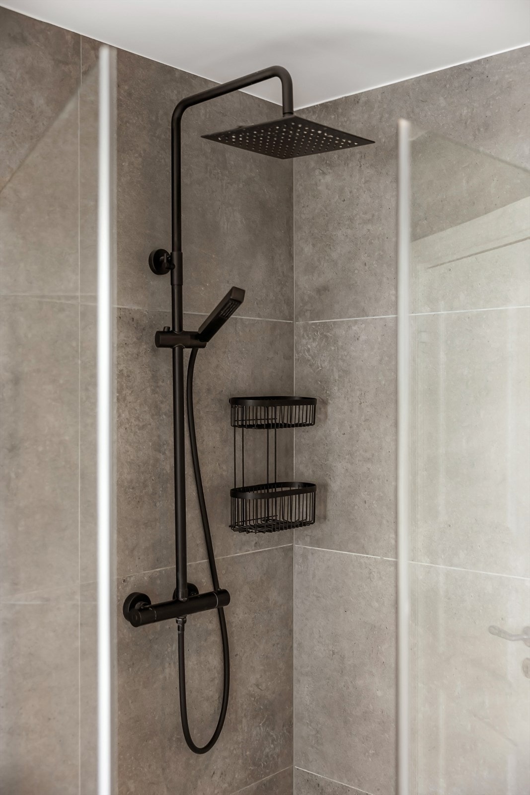 Sort dusjarmatur i dusj i 2 etasje. Galleribilde