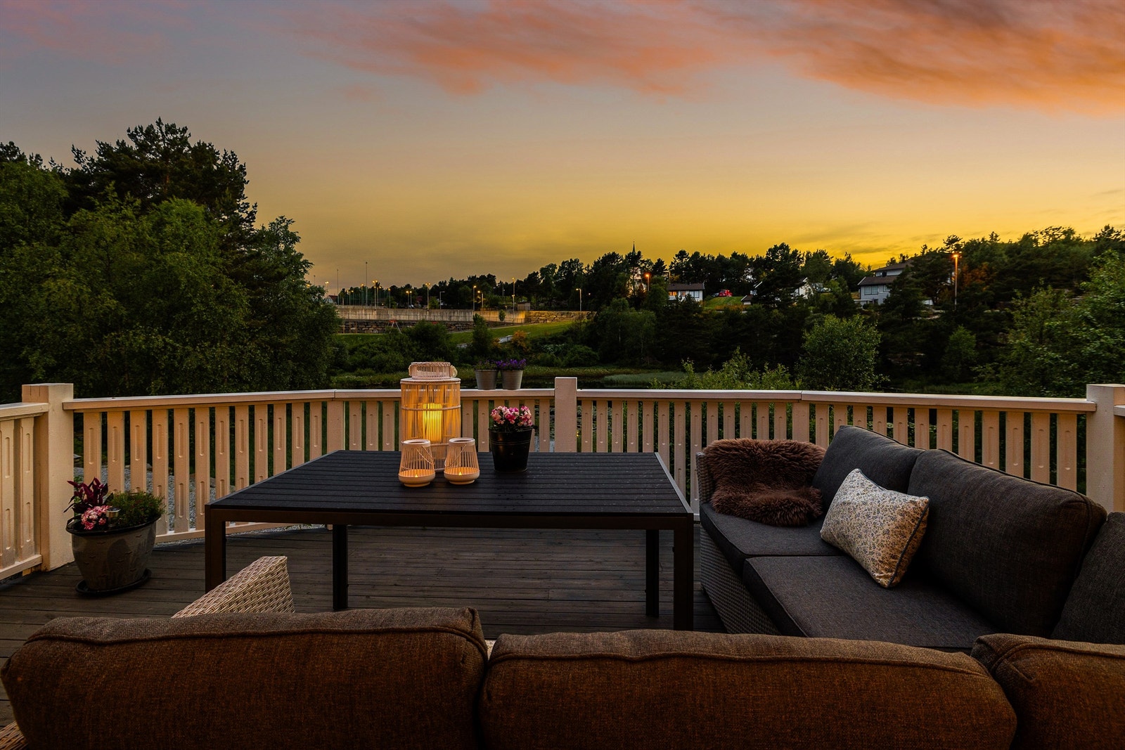 Samme terrasse som i forrige bilde bare på kveldstid. Galleribilde