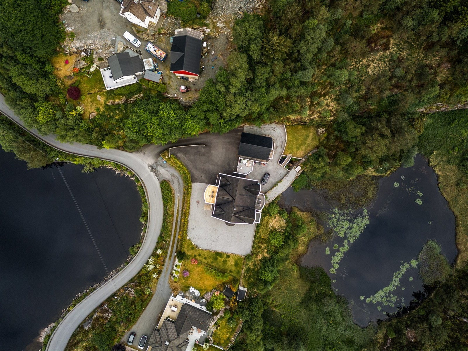 Oversiktsbilde av eiendommen. Umiddelbar nærhet til Tveitavatnet med muligheter for bading, padling med kajakk og Paddle board. Koselig tjærn like bak bolighuset med ender som plutselig kan komme inn i hagen for en matbit. Galleribilde