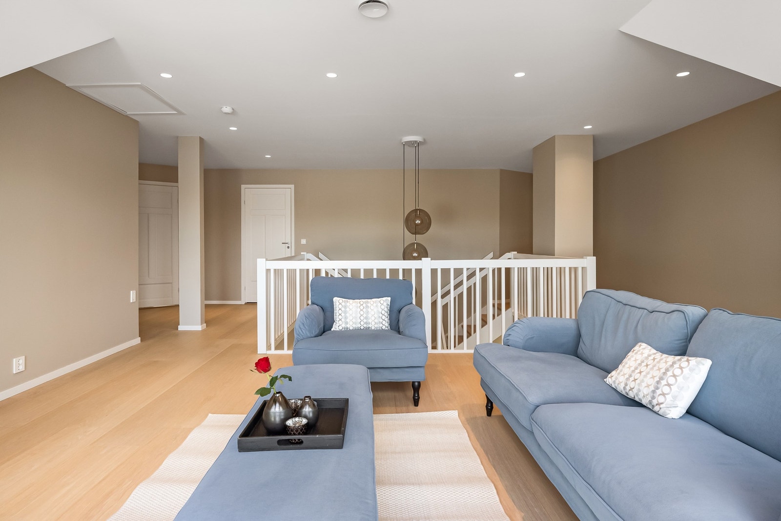 Lukeadkomst fra stuen i 2 etasje til stort lagringsloft. Galleribilde