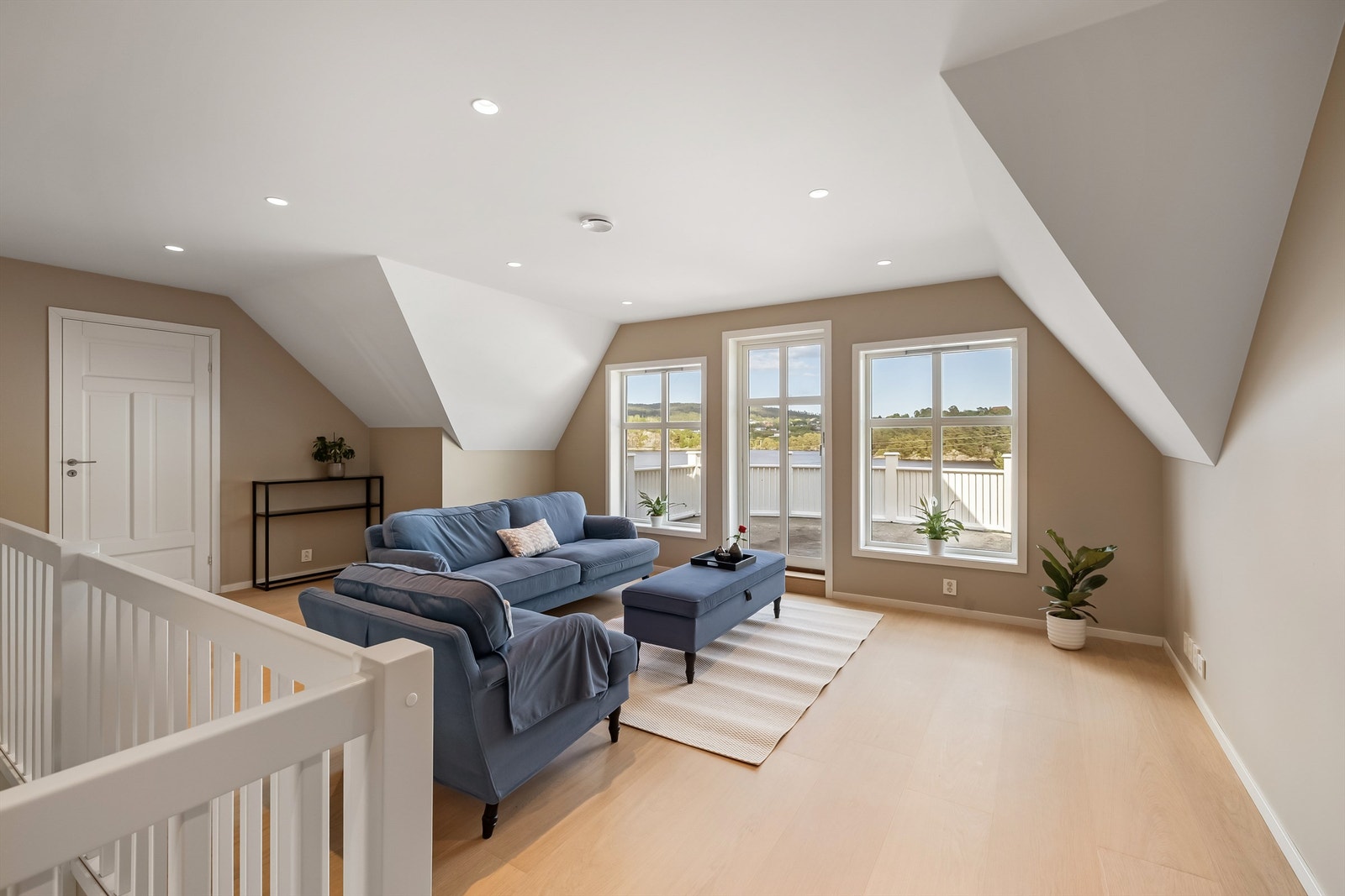 Utgang fra stue i 2 etasje til stor veranda med nydelig utsikt over Tveitavatnet. ( Denne verandaen har nå fått flott tredekke avbildet på andre bilder her) Galleribilde