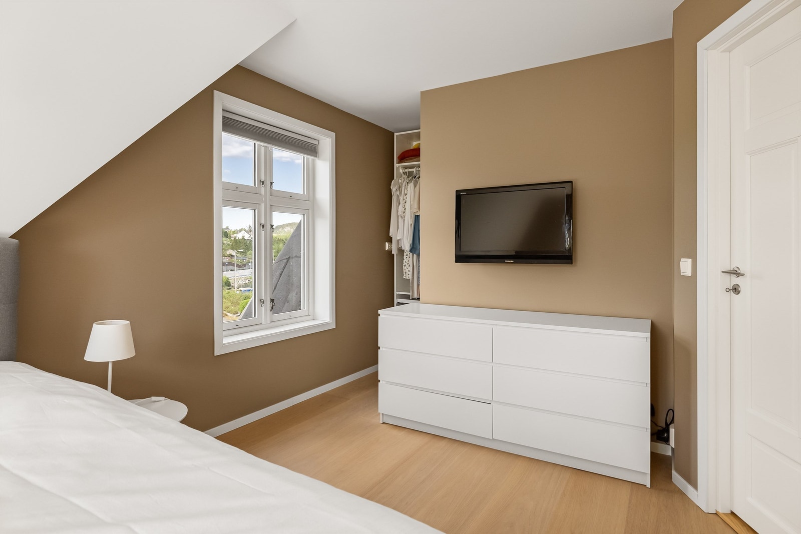 Walk-in garderobe på hovedsoverom i 2 etasje (garderoben er bak vegg med TV) Galleribilde