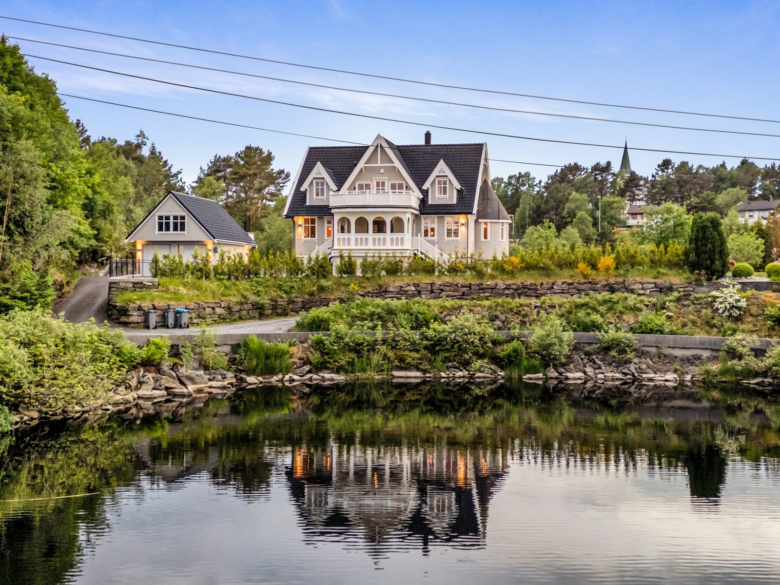 Tveitevågvegen 15- Nydelig beliggenhet like ved Tveitavatnet/ Storavatnet med badeplasser like ved. Kajakkpadling og paddle board er også populært her. Galleribilde
