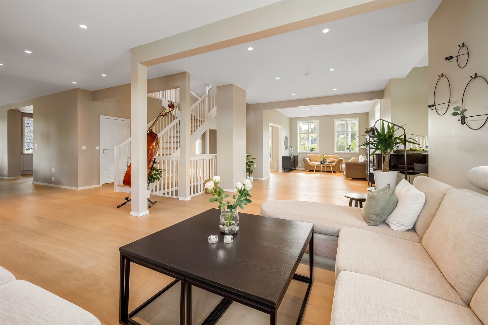 Gedigen stue med generøs takhøyde og meget god plass til flere møbelgrupper i flere avdelinger av stuen. Galleribilde