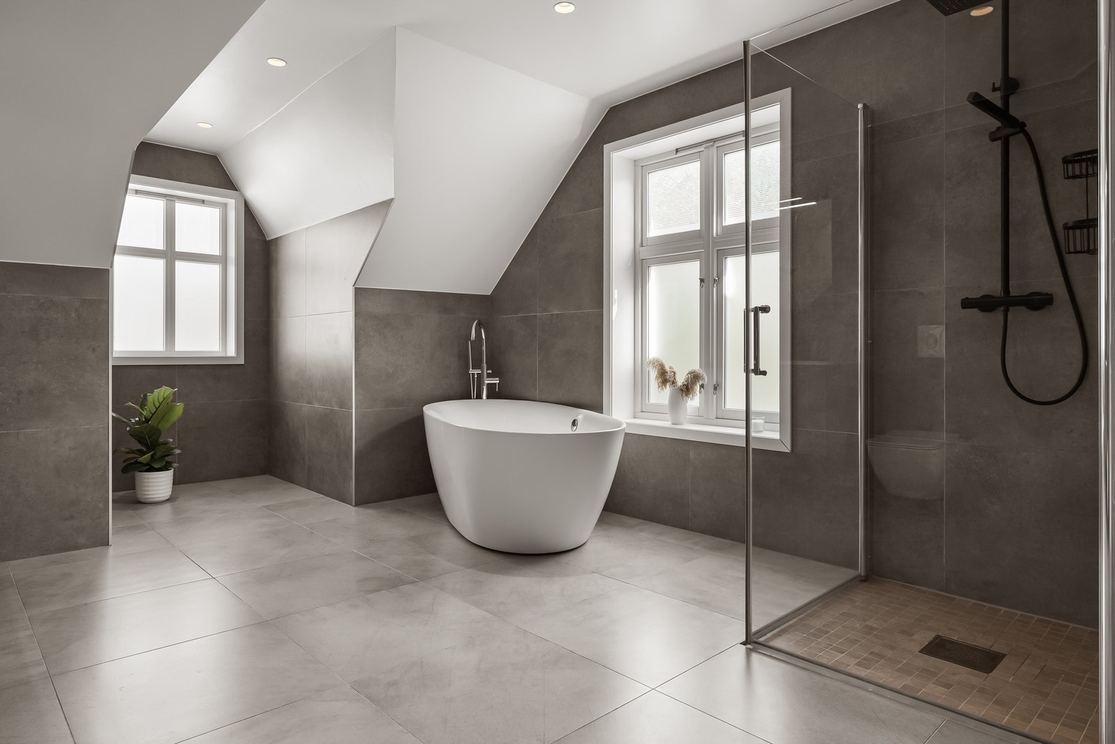 Stilrent og lekkert. Store nydelige 60x60 cm fliser. Galleribilde