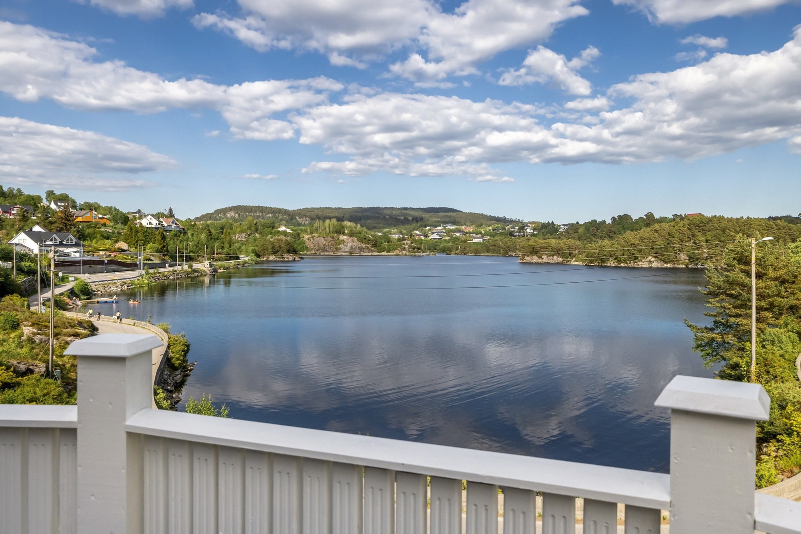Idyllisk og særdeles solrik beliggenhet med flott utsikt over Tveitavatnet som ligger like ved boligen. Tveitavatnet byr på muligheter for bading, padling med kajakk og Paddle board. Galleribilde