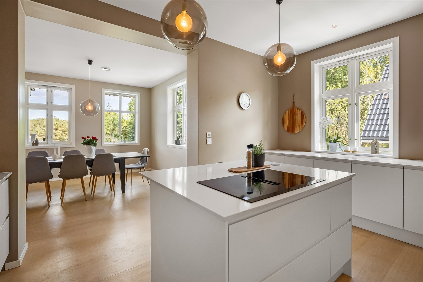 Trivelig med kjøkkenøy hvor man er vendt mot gjestene mens de venter på kokken. Meget god benke- og skapplass på kjøkkenet. Galleribilde