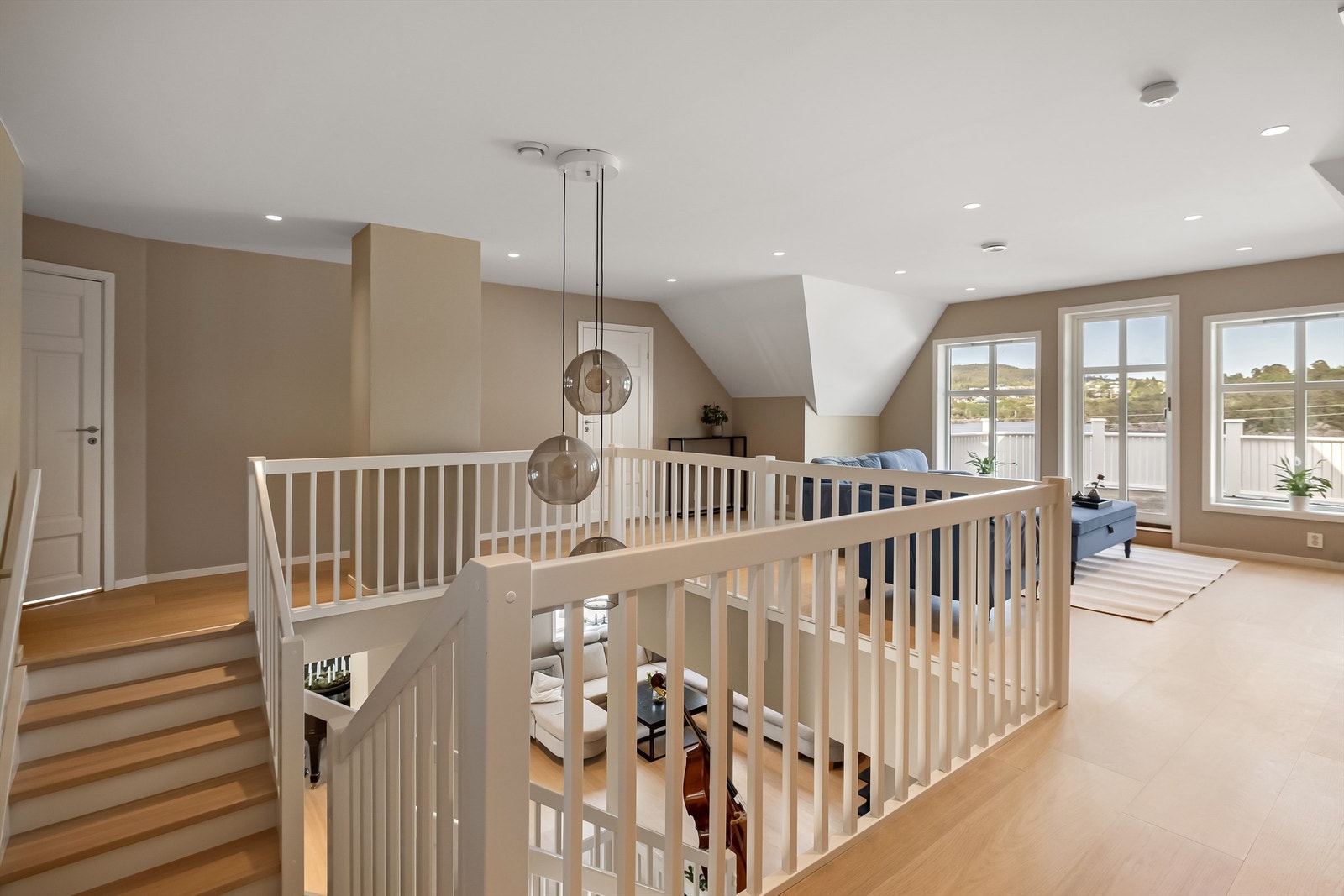 Velkommen til boligens 2 etasje. Stor stue med ustrakt bruk av LED spotter og galleriløsning mot 1 etasje. Galleribilde