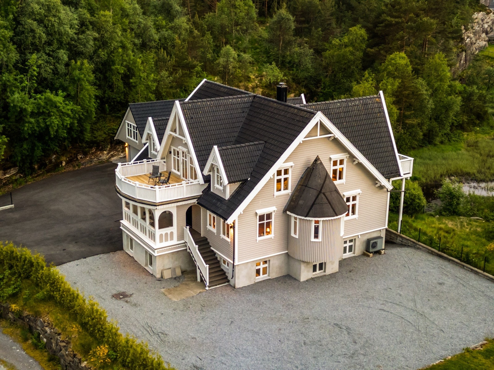 Stor herskapelig enebolig over tre plan på hele 406 BRA-i. Separate enheter i underetasjen som leies ut for kr. 22.500,- pr. mnd. Stor frittstående garasje med loft på 86 m² BRA-e. Galleribilde