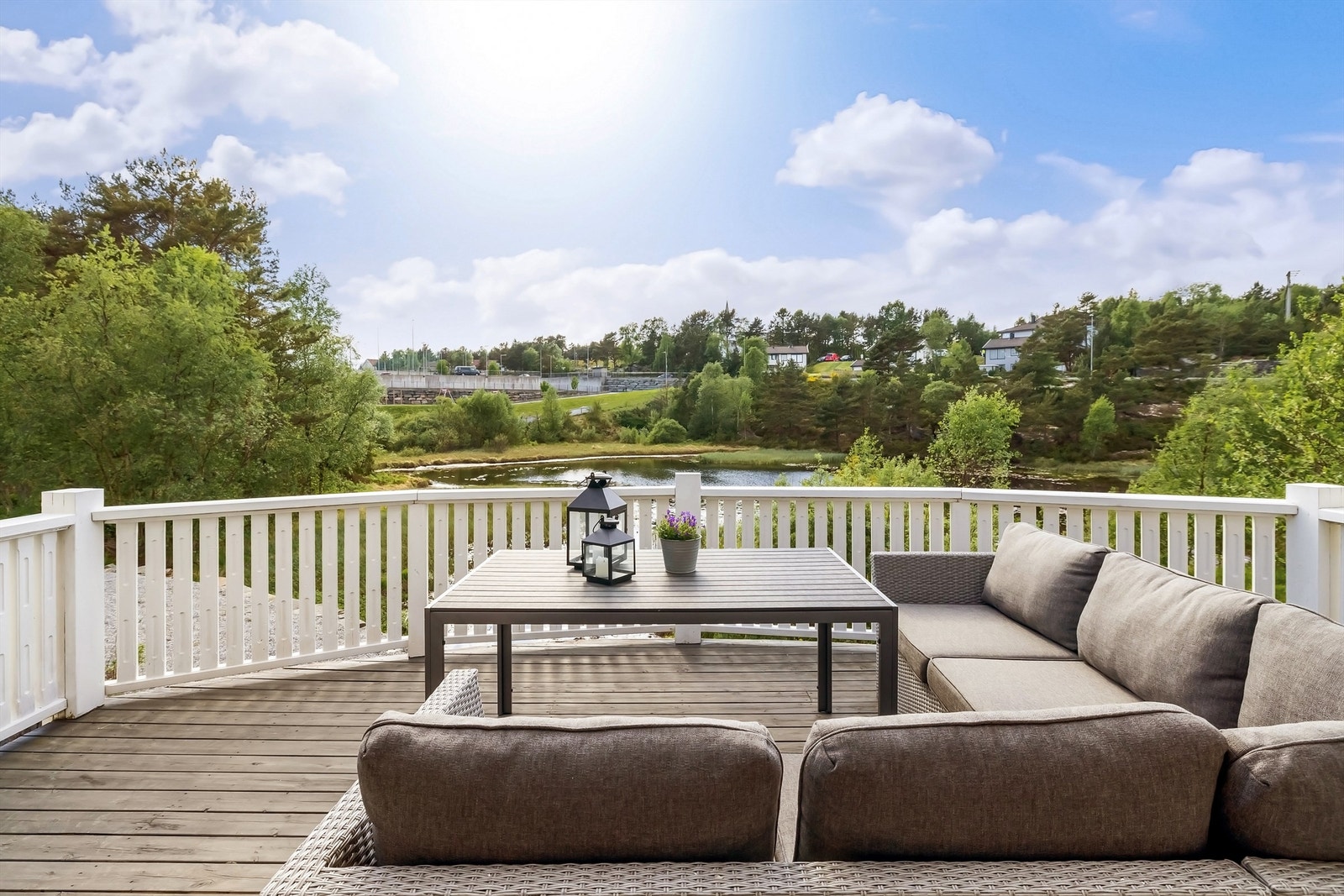 Flott utsikt mot tjærn like bak boligen, her er det ender som plutselig kan komme inn i hagen for en matbit. Galleribilde