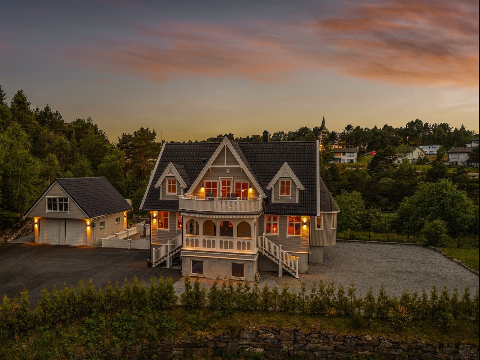 Herskapelig bolig med unik størrelse som bør tilfredsstille de aller fleste boligbehov. Galleribilde
