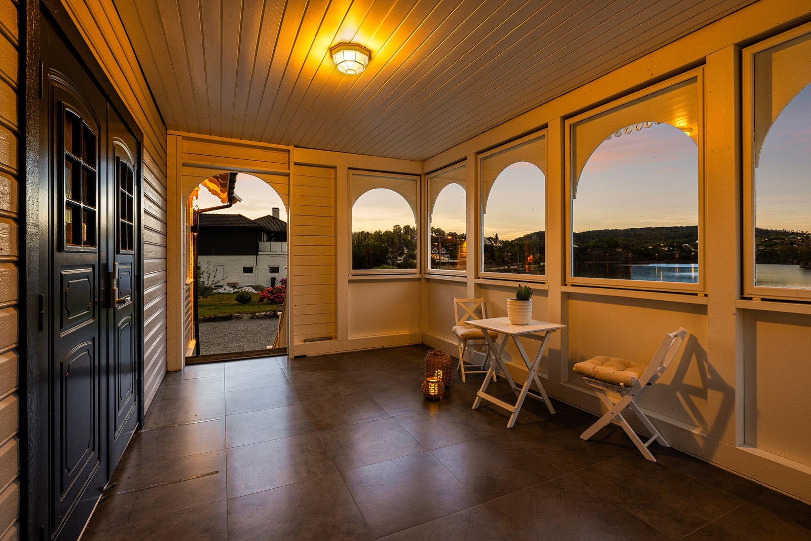 Stor takoverbygget svalgang ved inngangsparti med trappeadkomst i begge ender. Galleribilde