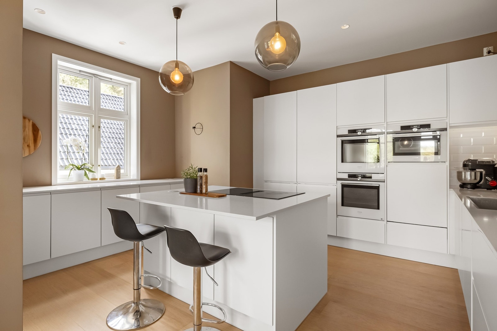 Spiseplass også ved kjøkkenøy. Galleribilde