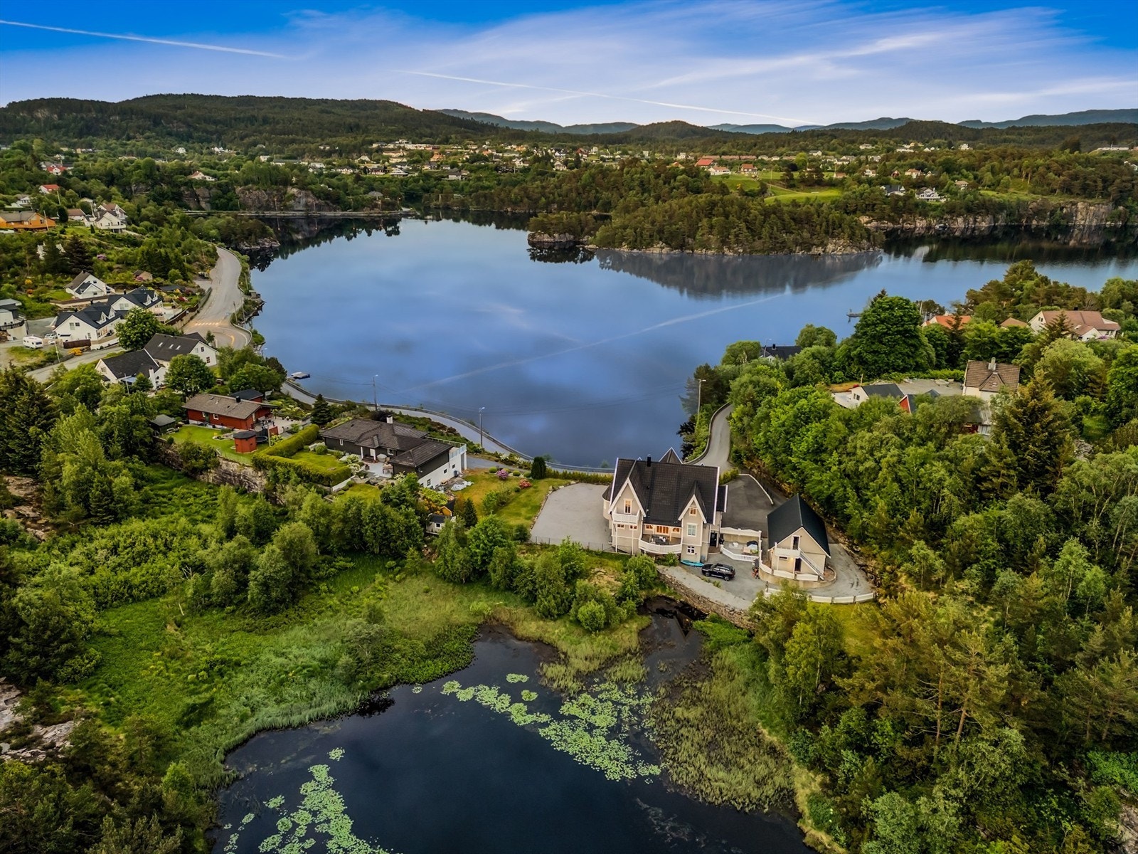Nydelig beliggenhet med Tveitavatnet på husets fremside og mindre tjærn på husets bakside. Her eier man faktisk ca. halve tjærnet på husets bakside. Galleribilde