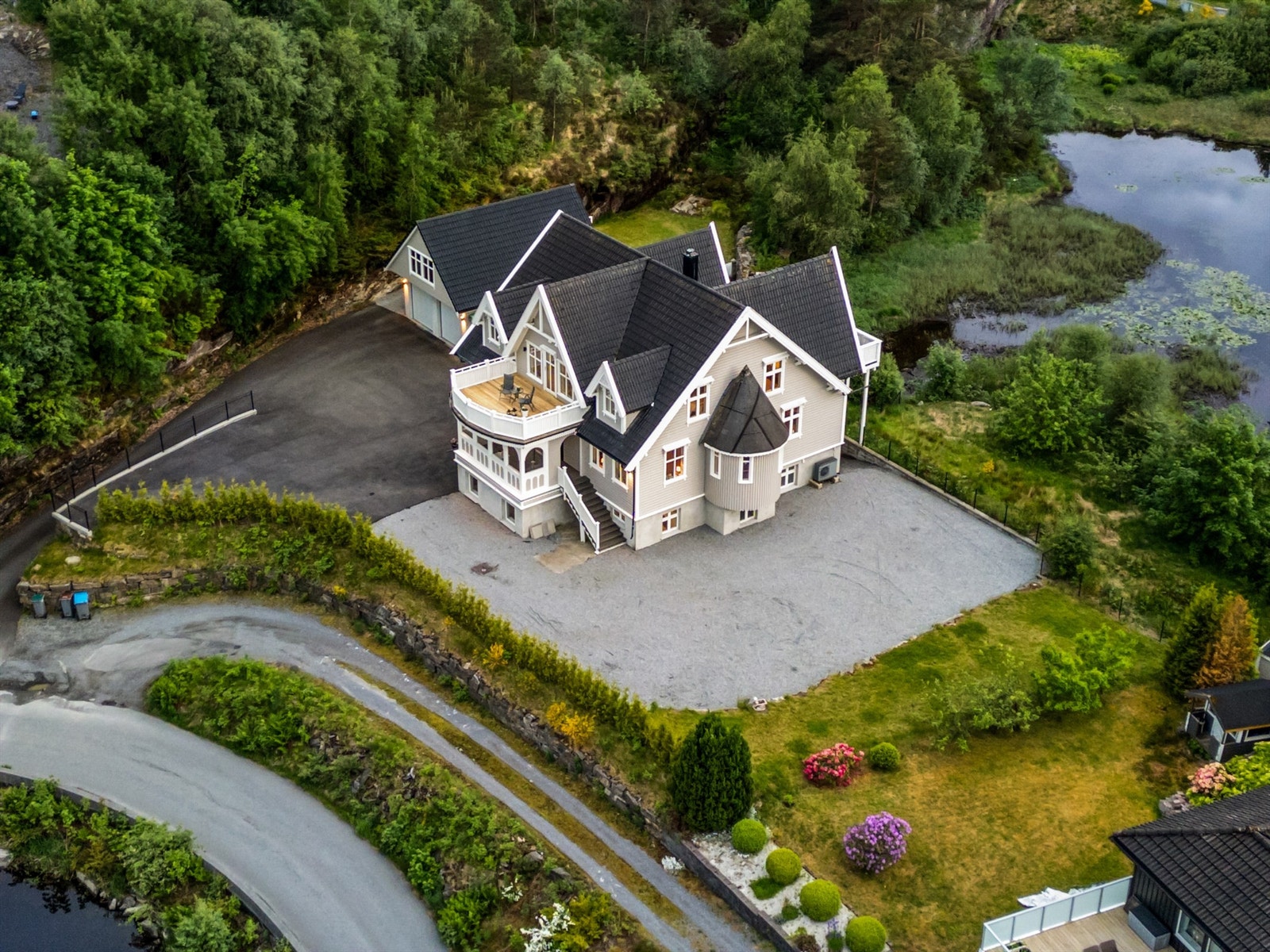 Herskapelig bolig med god boltreplass såvel innvendig i boligen som utenfor boligen. Galleribilde