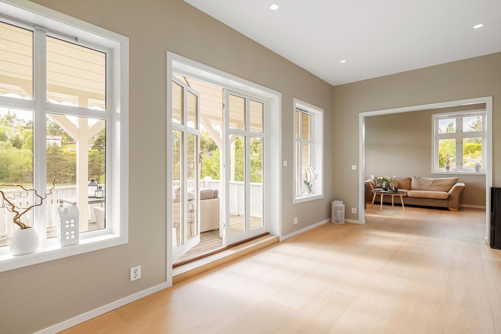 Lyst og trivelig del av stuen med som i de fleste andre rom LED spotter i tak. Galleribilde