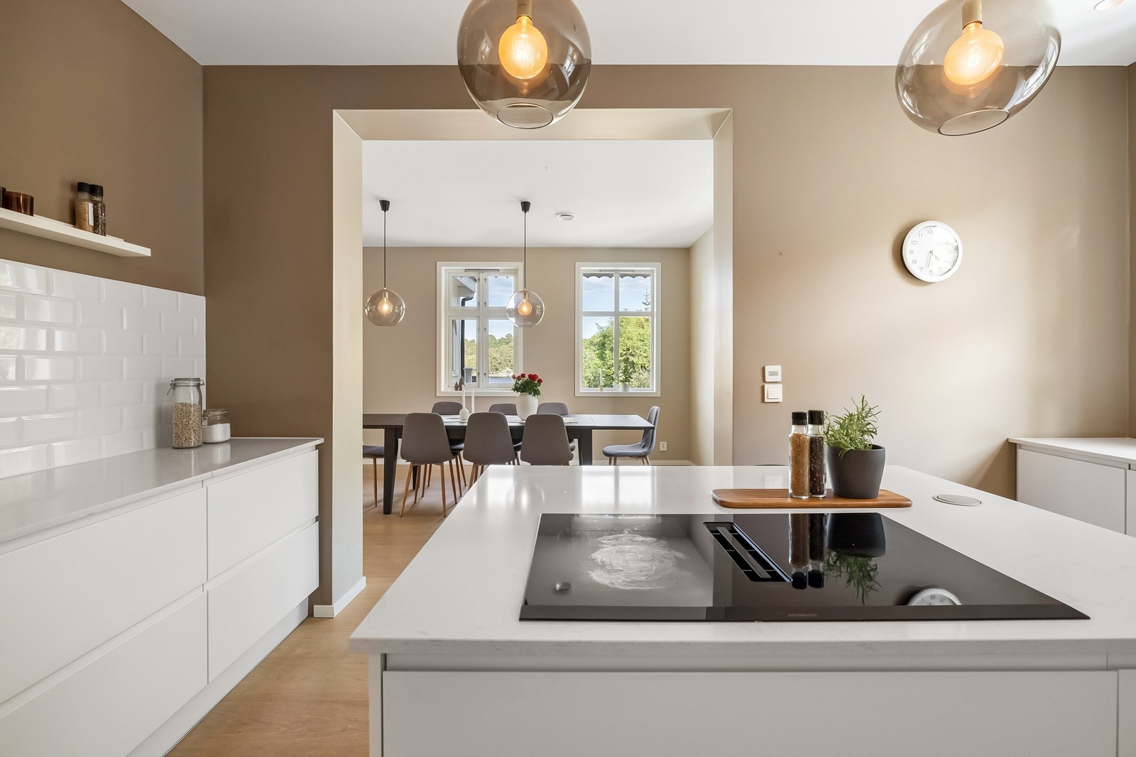 Like utenfor kjøkkenet finner man en stor spisestue med plass til store hyggelige familiemiddager. Galleribilde