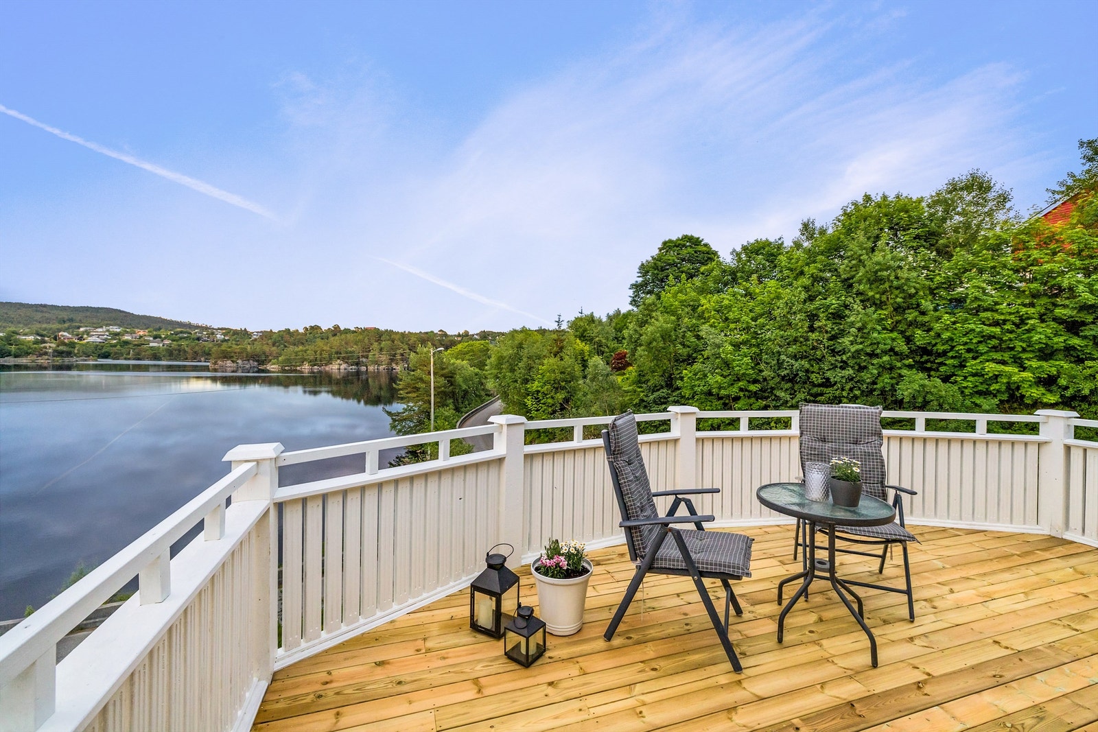 Nydelig utsikt over Tveitavatnet her fra stor veranda i 2 etasje. Galleribilde