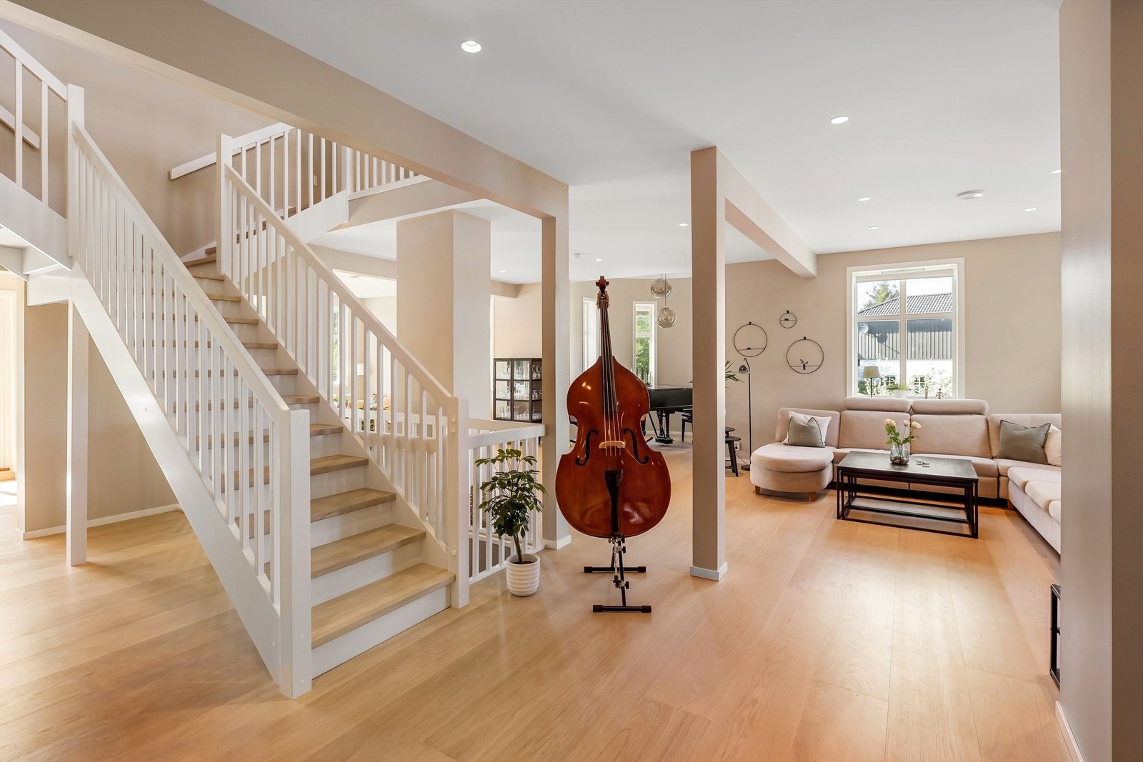 Sjekk trappen med to trappeløp opp til 2 etasje og flotte trinn som matcher gulvet. Galleribilde