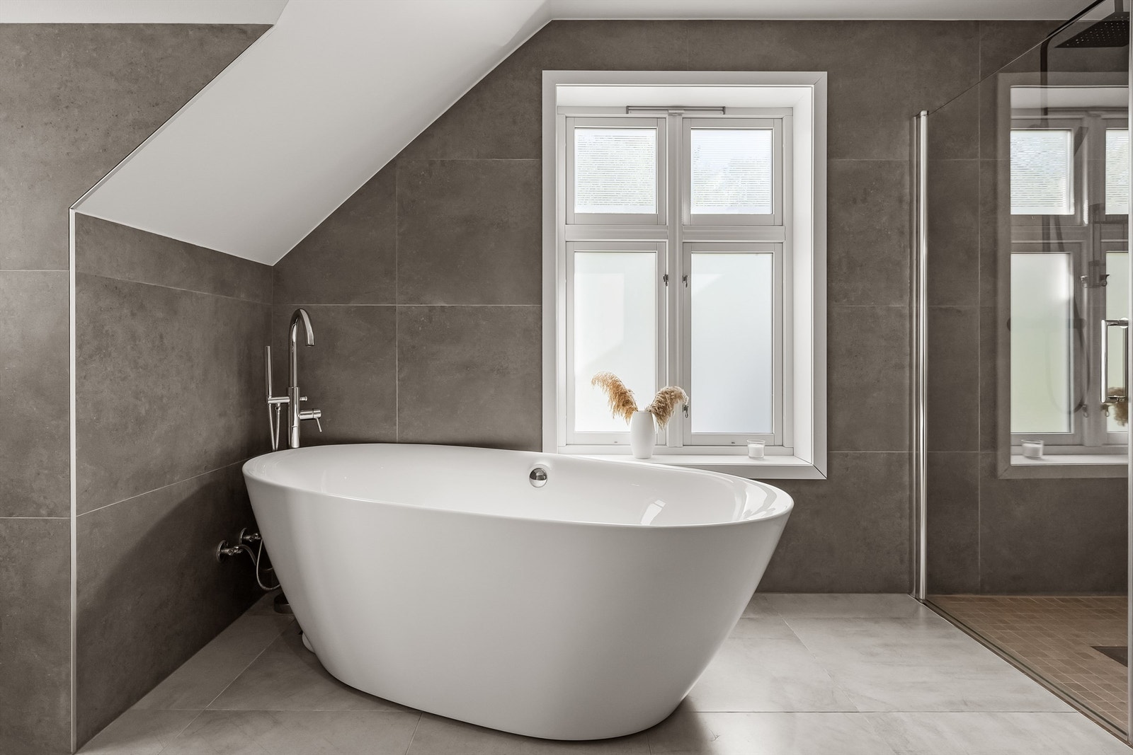 Lekkert badekar med frittstående badekararmatur. Galleribilde